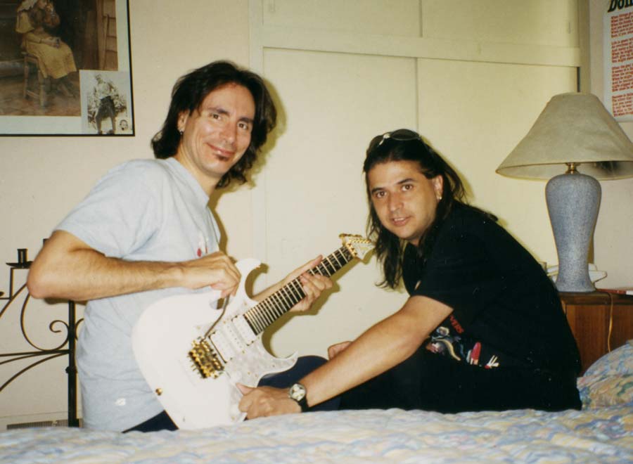 Steve Vai e Andrea con chitarra speciale